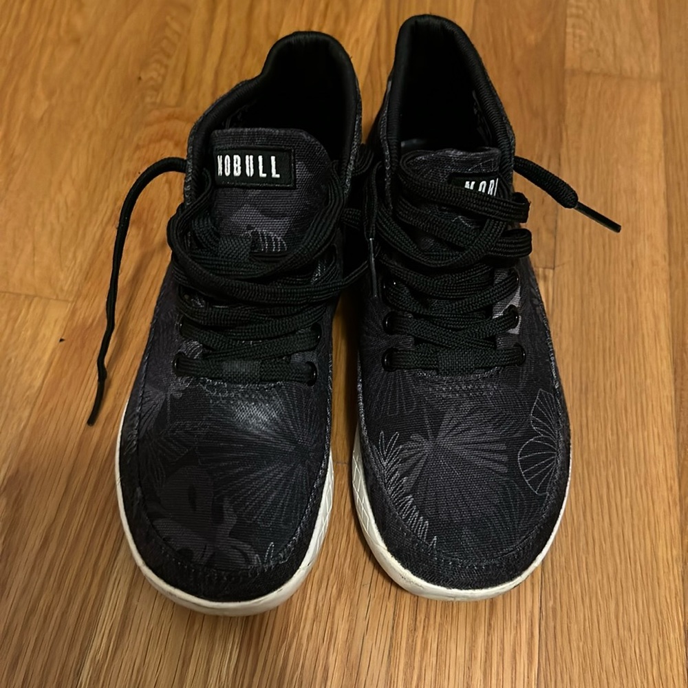 No Bull size 5.5 women’s high top